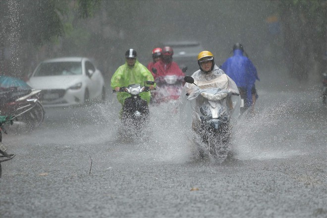 Nhiều tuyến phố Hà Nội ngập sâu sau 30 phút mưa lớn - Ảnh 13.