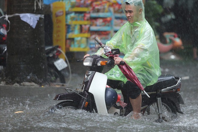 Nhiều tuyến phố Hà Nội ngập sâu sau 30 phút mưa lớn - Ảnh 3.