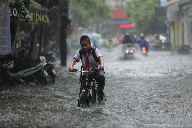 Nhiều tuyến phố Hà Nội ngập sâu sau 30 phút mưa lớn - Ảnh 4.