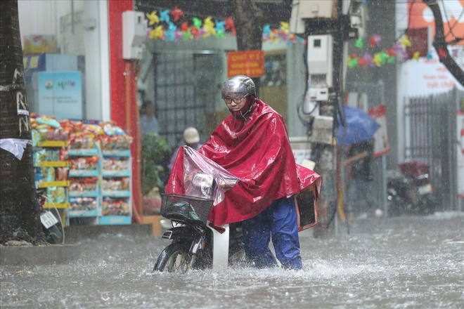 Nhiều tuyến phố Hà Nội ngập sâu sau 30 phút mưa lớn - Ảnh 5.
