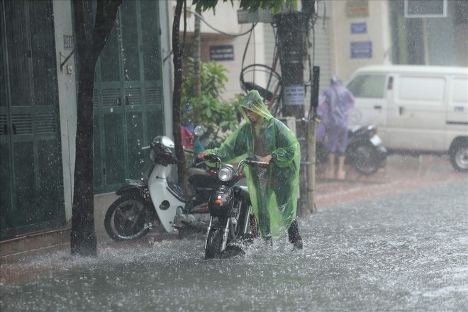 Nhiều tuyến phố Hà Nội ngập sâu sau 30 phút mưa lớn - Ảnh 6.