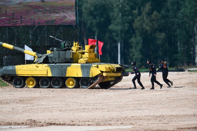 Ấn tượng kíp lái xe tăng nữ đầu tiên của Nga tại Tank Biathlon 2019 - Ảnh 7.