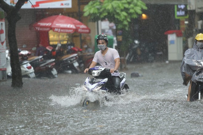 Nhiều tuyến phố Hà Nội ngập sâu sau 30 phút mưa lớn - Ảnh 8.