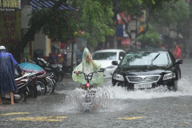 Nhiều tuyến phố Hà Nội ngập sâu sau 30 phút mưa lớn - Ảnh 9.