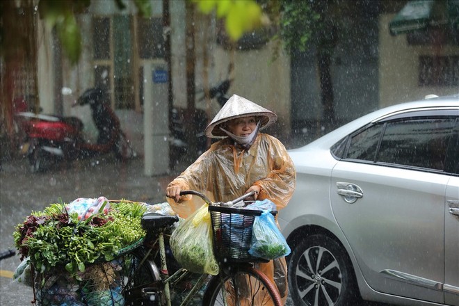 Nhiều tuyến phố Hà Nội ngập sâu sau 30 phút mưa lớn - Ảnh 10.