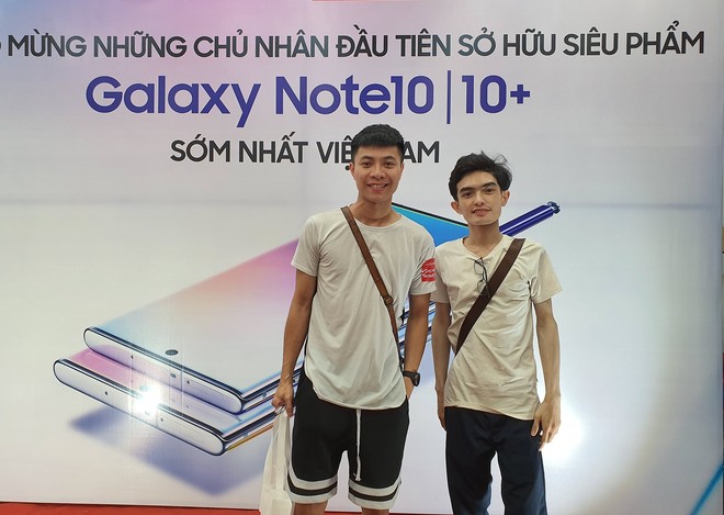 Hàng trăm người xếp hàng từ nửa đêm chờ nhận Galaxy Note 10 và Not 10 + sớm nhất Việt Nam - Ảnh 1.