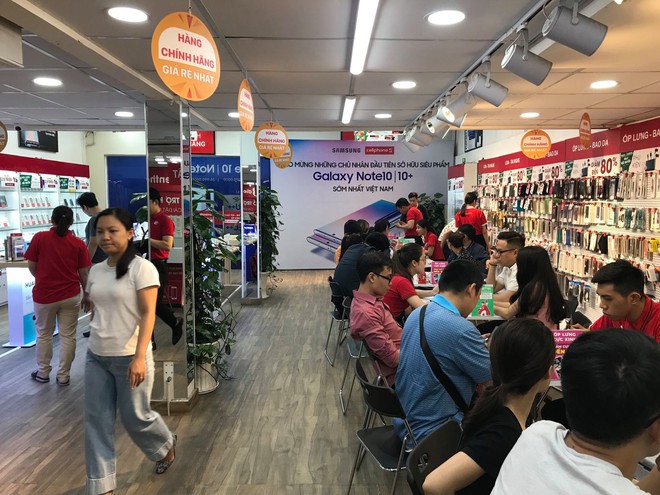 Hàng trăm người xếp hàng từ nửa đêm chờ nhận Galaxy Note 10 và Not 10 + sớm nhất Việt Nam - Ảnh 3.