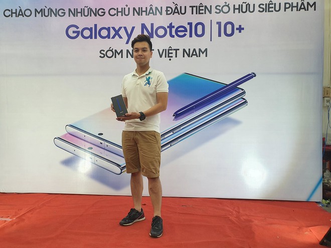 Hàng trăm người xếp hàng từ nửa đêm chờ nhận Galaxy Note 10 và Not 10 + sớm nhất Việt Nam - Ảnh 4.