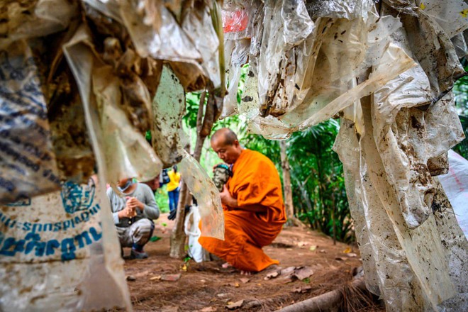 24h qua ảnh: Người đàn ông đá cầu trên bờ hồ Hoàn Kiếm - Ảnh 8.