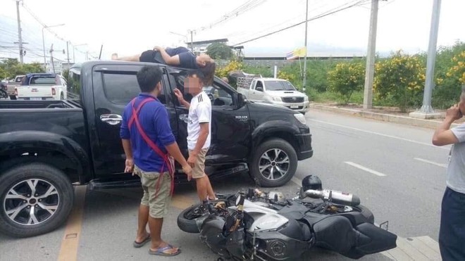 Bị tai nạn, người phụ nữ vẫn nằm nguyên trên nóc ô tô selfie với hiện trường - Ảnh 1.