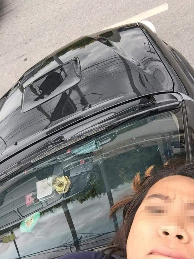 Bị tai nạn, người phụ nữ vẫn nằm nguyên trên nóc ô tô selfie với hiện trường - Ảnh 2.