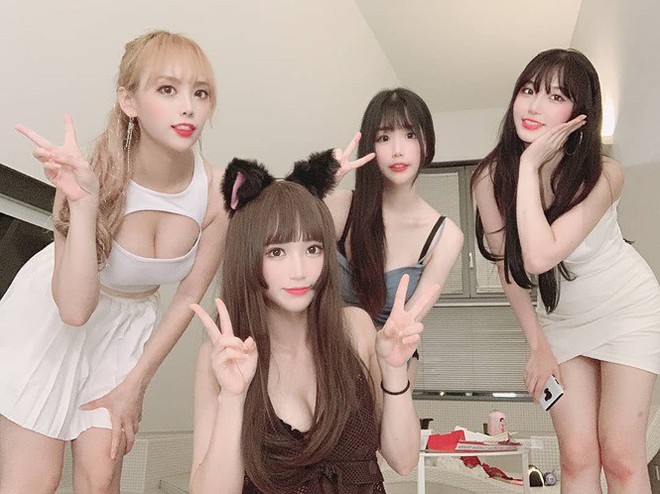 Livestream tắm tập thể khêu gợi, 4 mẫu nữ Hàn Quốc gây phẫn nộ - Ảnh 2.