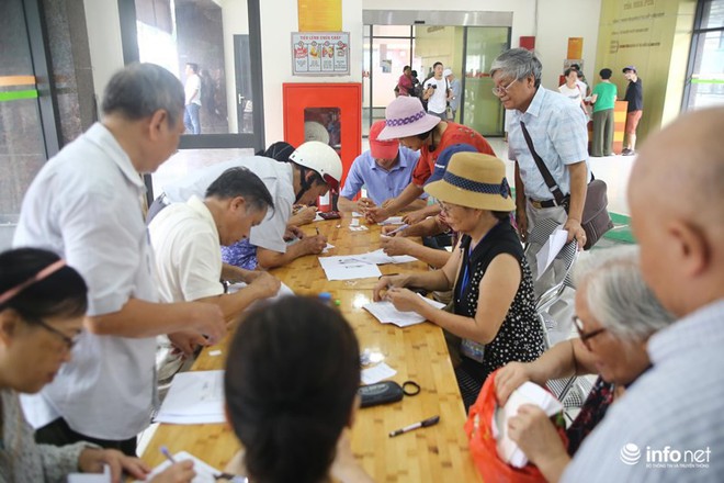 Hà Nội: Hàng nghìn người dân xếp hàng đăng ký làm thẻ xe buýt... miễn phí - Ảnh 1.