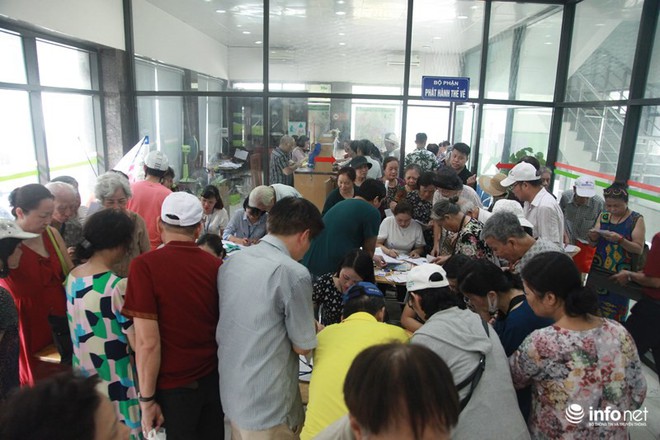 Hà Nội: Hàng nghìn người dân xếp hàng đăng ký làm thẻ xe buýt... miễn phí - Ảnh 3.