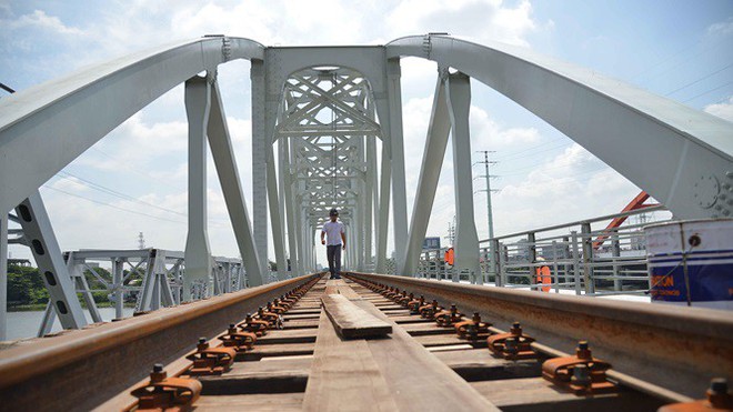 Cầu đường sắt trăm tỷ ở Sài Gòn trước ngày thông xe - Ảnh 3.
