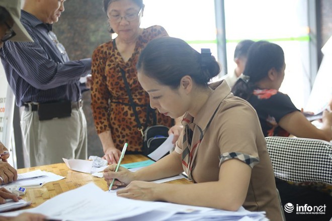 Hà Nội: Hàng nghìn người dân xếp hàng đăng ký làm thẻ xe buýt... miễn phí - Ảnh 4.
