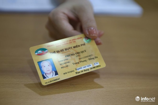 Hà Nội: Hàng nghìn người dân xếp hàng đăng ký làm thẻ xe buýt... miễn phí - Ảnh 6.