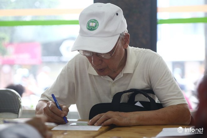 Hà Nội: Hàng nghìn người dân xếp hàng đăng ký làm thẻ xe buýt... miễn phí - Ảnh 8.