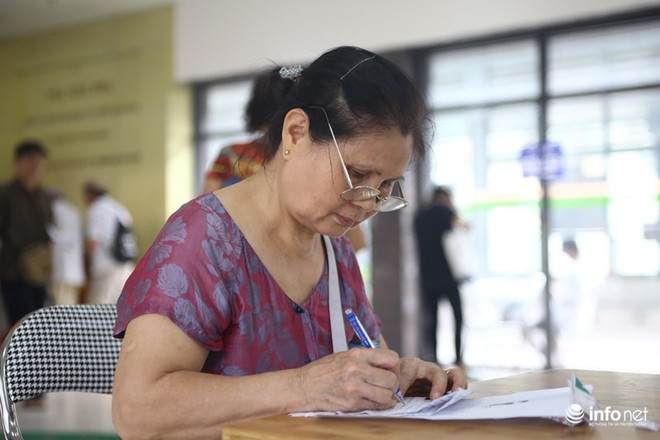 Hà Nội: Hàng nghìn người dân xếp hàng đăng ký làm thẻ xe buýt... miễn phí - Ảnh 9.