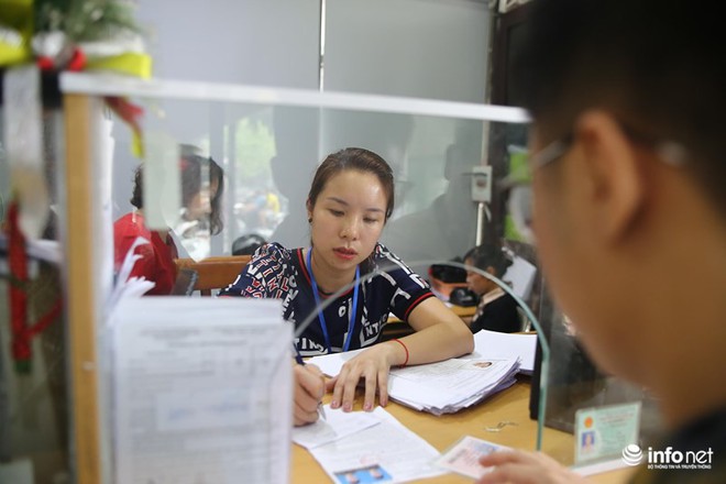 Hà Nội: Hàng nghìn người dân xếp hàng đăng ký làm thẻ xe buýt... miễn phí - Ảnh 10.