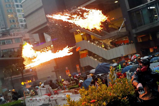 24h qua ảnh: Người biểu tình Hong Kong ném bom xăng vào cảnh sát - Ảnh 5.