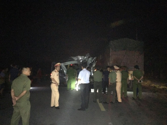 Xe khách húc đuôi container trong đêm tại Hưng Yên, 16 người bị thương - Ảnh 1.