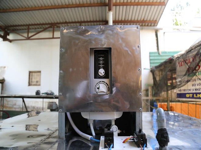 Bác nông dân Tây Nguyên chế tạo máy rửa chén công nghiệp - Ảnh 1.