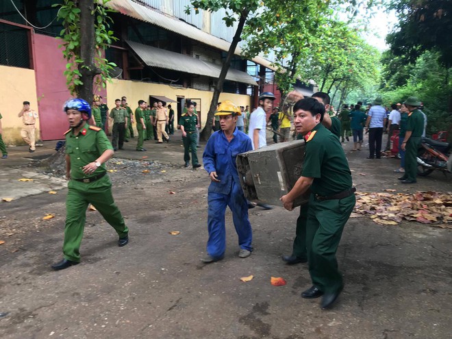 Nhà máy luyện thiếc bùng cháy dữ dội, cột khói cao hàng chục mét - Ảnh 2.