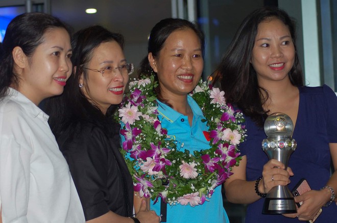 Những cô gái vàng Việt Nam đón nhận tình cảm từ cổ động viên đặc biệt ngày trở về - Ảnh 2.