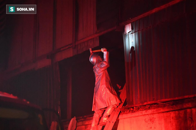 Hà Nội: Cháy dữ dội trong nhiều giờ tại nhà máy phích nước Rạng Đông - Ảnh 24.