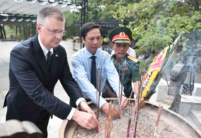 Lần đầu tiên Đại sứ Mỹ tại Việt Nam thăm và thắp hương tại Nghĩa trang quốc gia Trường Sơn - Ảnh 1.