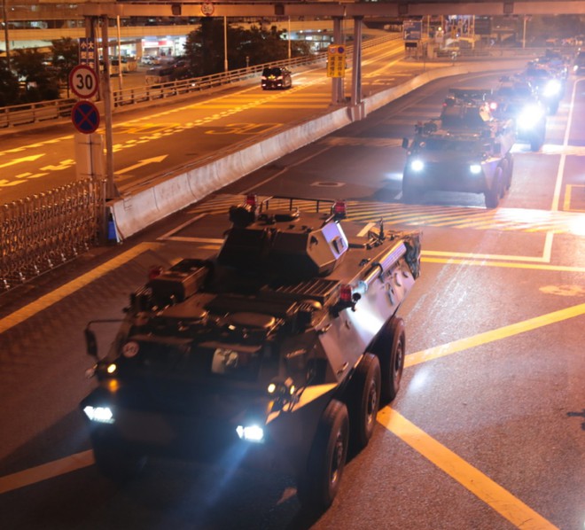 24h qua ảnh: Xe thiết giáp Trung Quốc tiến vào Hong Kong lúc rạng sáng - Ảnh 3.