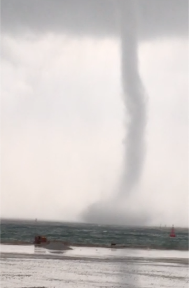 Cận cảnh vòi rồng quét trên biển Hà Tĩnh trước khi cơn bão số 4 đổ bộ đất liền - Ảnh 3.