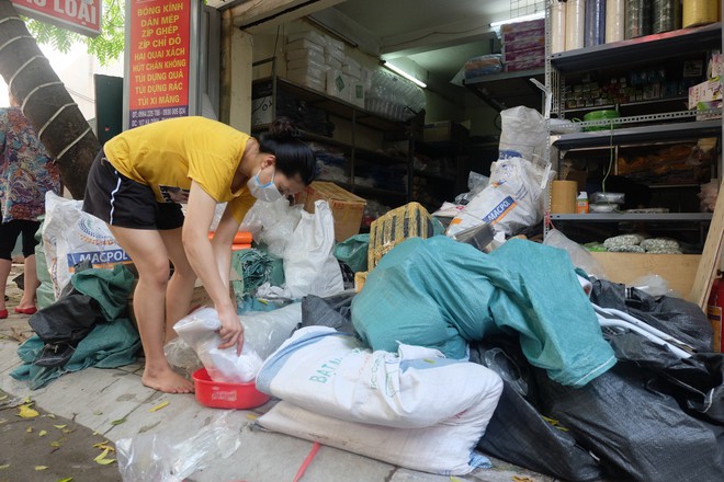 Hàng quán tê liệt, tiểu thương trắng đêm canh giữ hàng hóa sau vụ cháy nhà máy Rạng Đông - Ảnh 7.