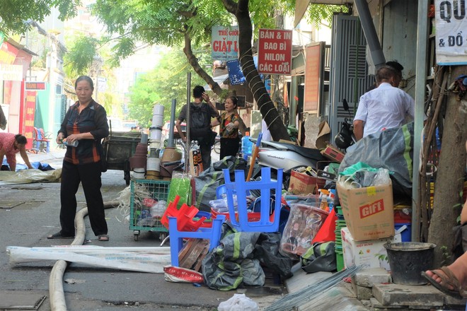 Hàng quán tê liệt, tiểu thương trắng đêm canh giữ hàng hóa sau vụ cháy nhà máy Rạng Đông - Ảnh 11.