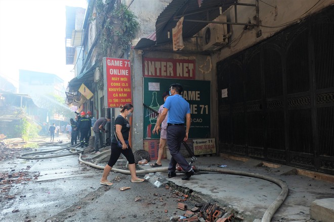 Hàng quán tê liệt, tiểu thương trắng đêm canh giữ hàng hóa sau vụ cháy nhà máy Rạng Đông - Ảnh 3.