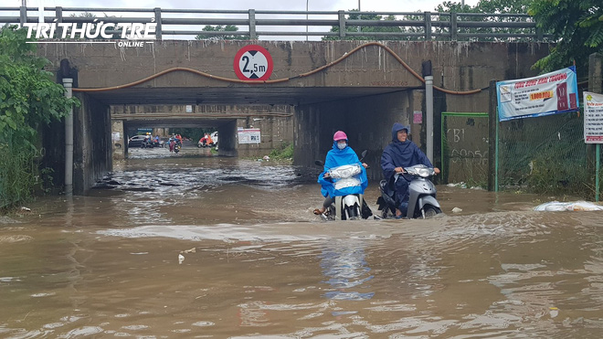 Hà Nội: Nhiều nơi ngập sâu, người dân chật vật vượt biển nước - Ảnh 4.