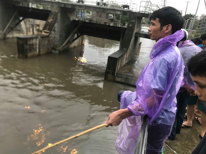 Hà Nội: Người dân mang vó ra sông Kim Ngưu bắt cả tạ cá sau mưa lớn - Ảnh 3.