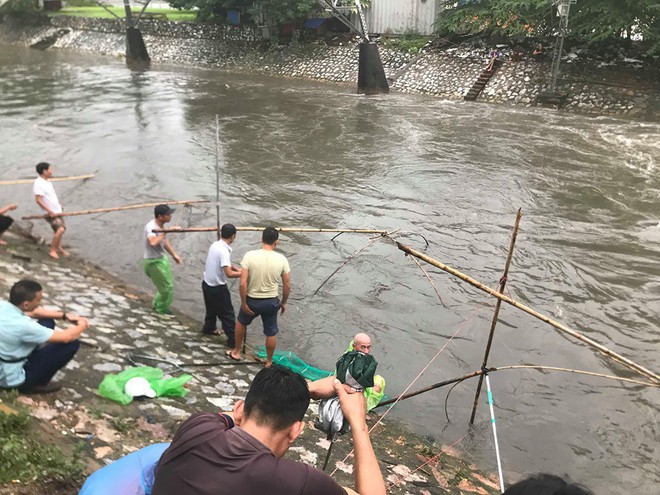 Hà Nội: Người dân mang vó ra sông Kim Ngưu bắt cả tạ cá sau mưa lớn - Ảnh 2.