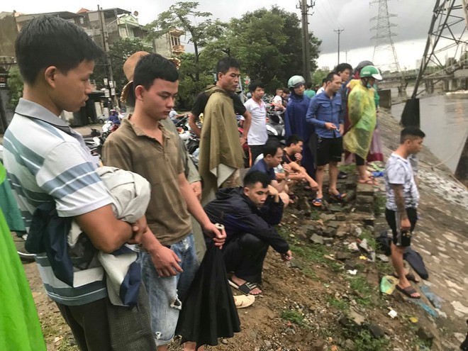 Hà Nội: Người dân mang vó ra sông Kim Ngưu bắt cả tạ cá sau mưa lớn - Ảnh 1.