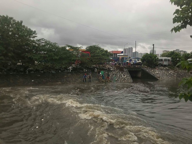 Hà Nội: Người dân mang vó ra sông Kim Ngưu bắt cả tạ cá sau mưa lớn - Ảnh 7.