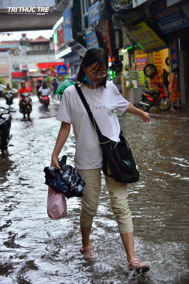 Hà Nội: Nhiều nơi ngập sâu, người dân chật vật vượt biển nước - Ảnh 14.