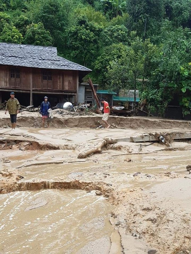 Hình ảnh tan hoang ở bản có 17 người bị lũ cuốn tại Thanh Hoá - Ảnh 3.