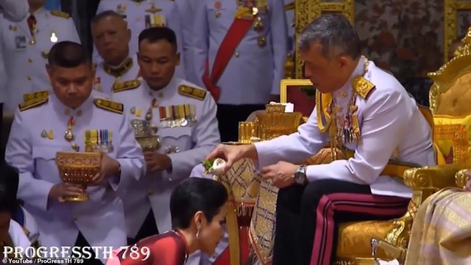 Lần đầu tiên trong lịch sử hiện đại, vua Thái Lan công bố vợ lẽ, sắc phong Hoàng quý phi, vẻ mặt Hoàng hậu ngồi bên cạnh mới đáng chú ý - Ảnh 2.