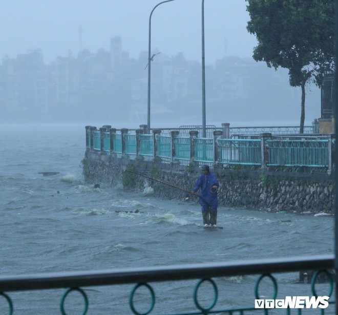 Ảnh: Dân Thủ đô vác cần ra Hồ Tây câu cá giữa trời mưa dông, gió giật - Ảnh 1.