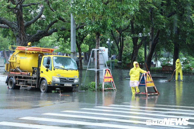 Ảnh: Dân Thủ đô vác cần ra Hồ Tây câu cá giữa trời mưa dông, gió giật - Ảnh 13.