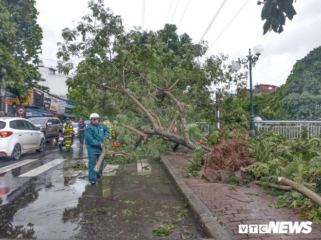 Ảnh: Dân Thủ đô vác cần ra Hồ Tây câu cá giữa trời mưa dông, gió giật - Ảnh 14.