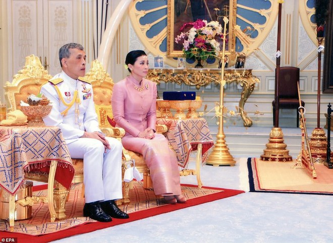 Lần đầu tiên trong lịch sử hiện đại, vua Thái Lan công bố vợ lẽ, sắc phong Hoàng quý phi, vẻ mặt Hoàng hậu ngồi bên cạnh mới đáng chú ý - Ảnh 5.