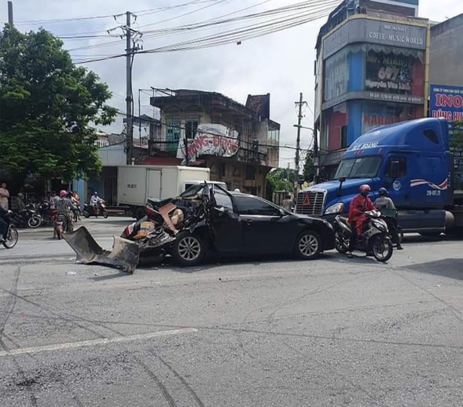 Hiện trường vụ tai nạn ở Hải Phòng khiến nhiều người ám ảnh, tài xế thoát nạn đầy may mắn - Ảnh 2.