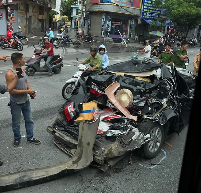 Hiện trường vụ tai nạn ở Hải Phòng khiến nhiều người ám ảnh, tài xế thoát nạn đầy may mắn - Ảnh 1.